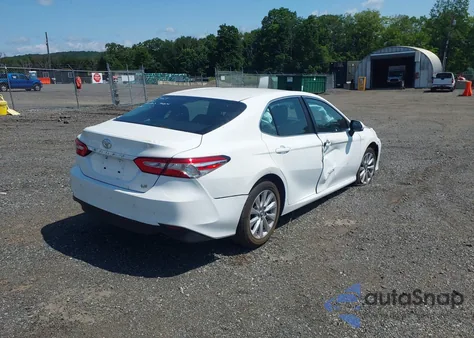 2018 Toyota Camry Le z USA, uszkodzony, nr VIN 4T1B11HK5JU551693